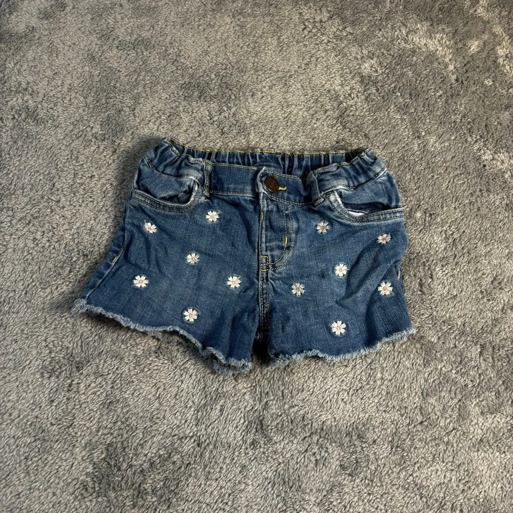 OshKosh Bgosh Toddler Girls Daisy Embroidered Denim Cut Off Shorts Blue 3T